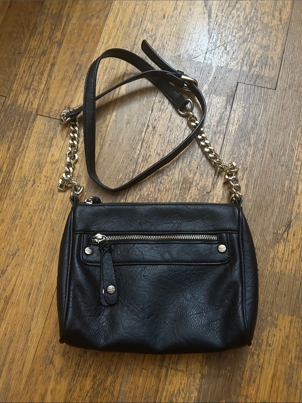 Classic Black Leather Crossbody Bag with Gold Chain Strap BP